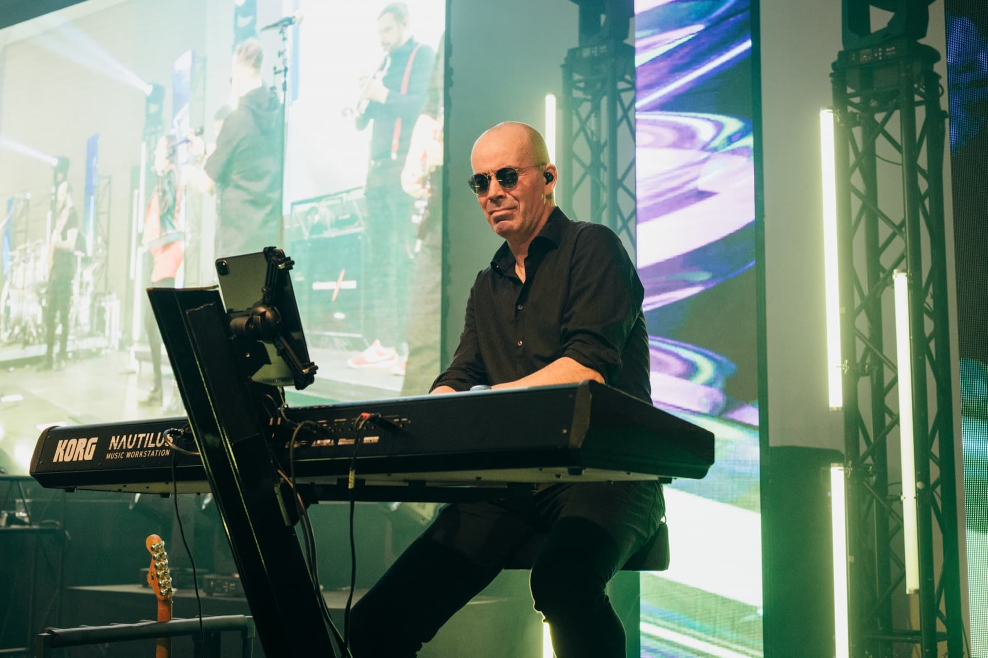 Keyboarder am KORG Nautilus mit Sonnenbrille und LED-Leinwand
