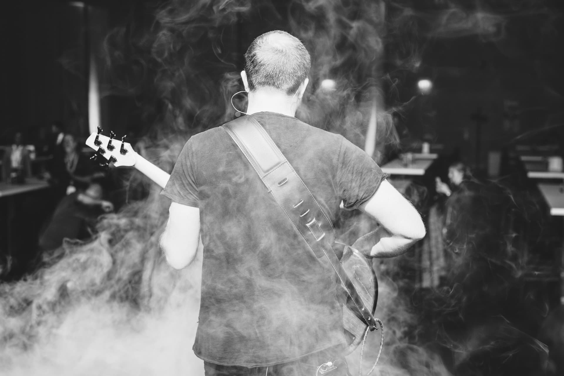 Bassist von hinten im Bühnennebel, Schwarz-Weiß
