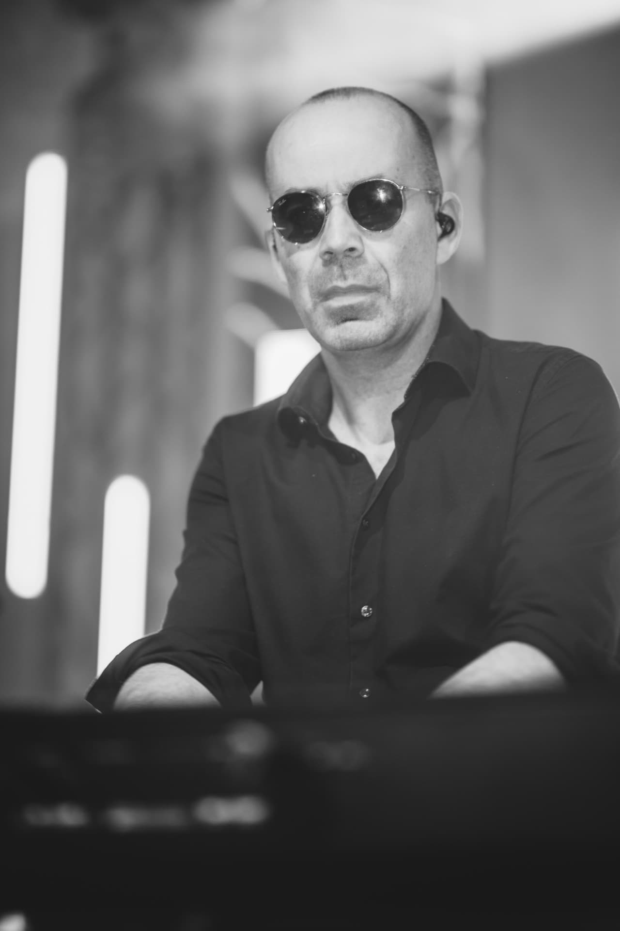Keyboarder Nahaufnahme in Schwarz-Weiß mit Sonnenbrille
