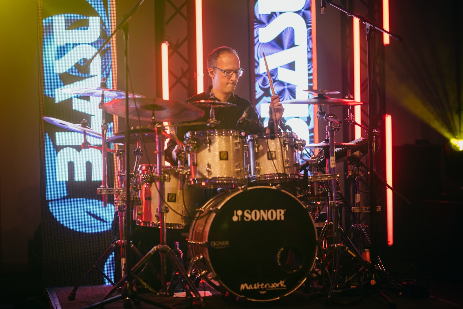Schlagzeuger in Aktion, SONOR Drumkit, BLAST LED-Säulen