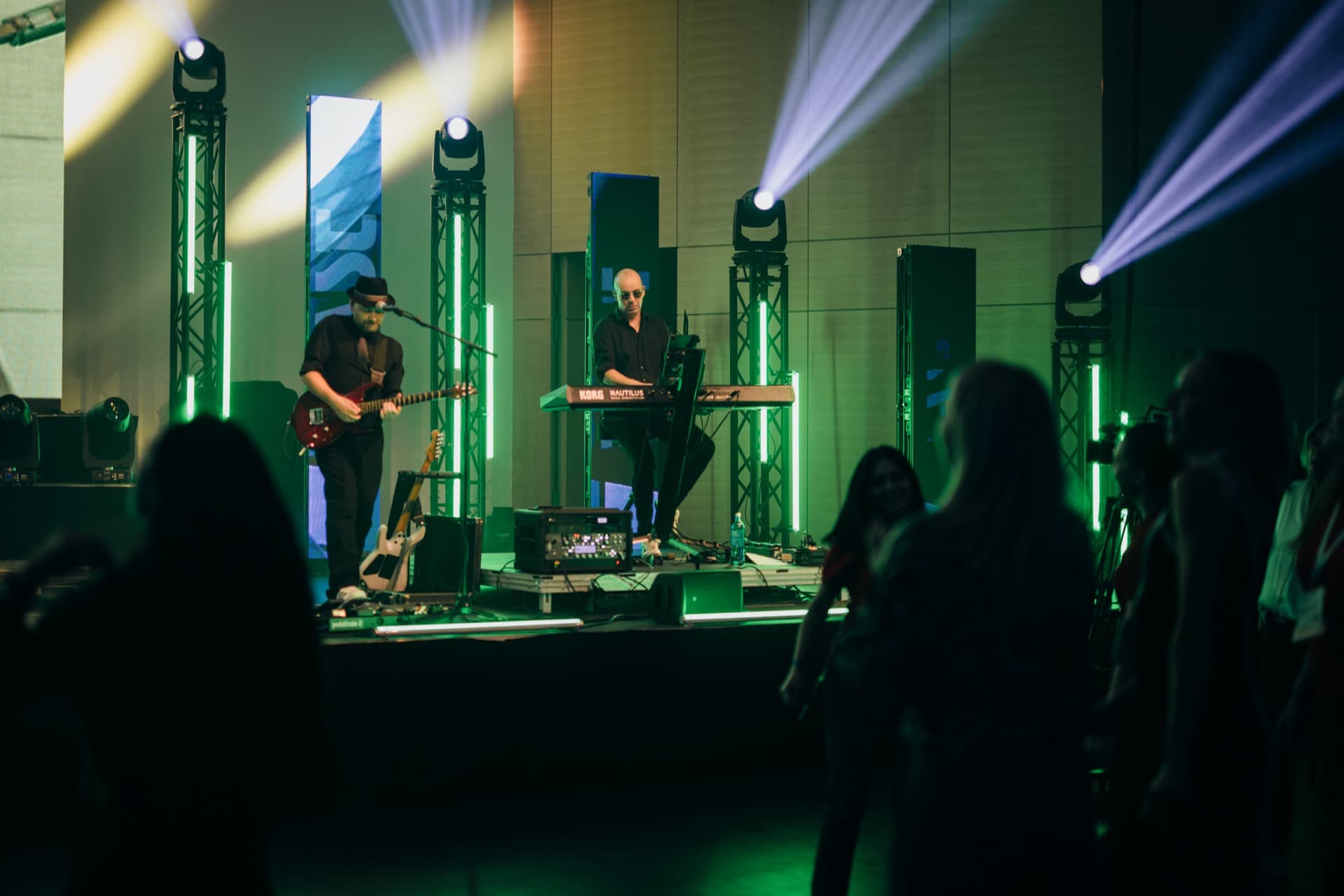 Gitarrist und Keyboarder mit tanzendem Publikum