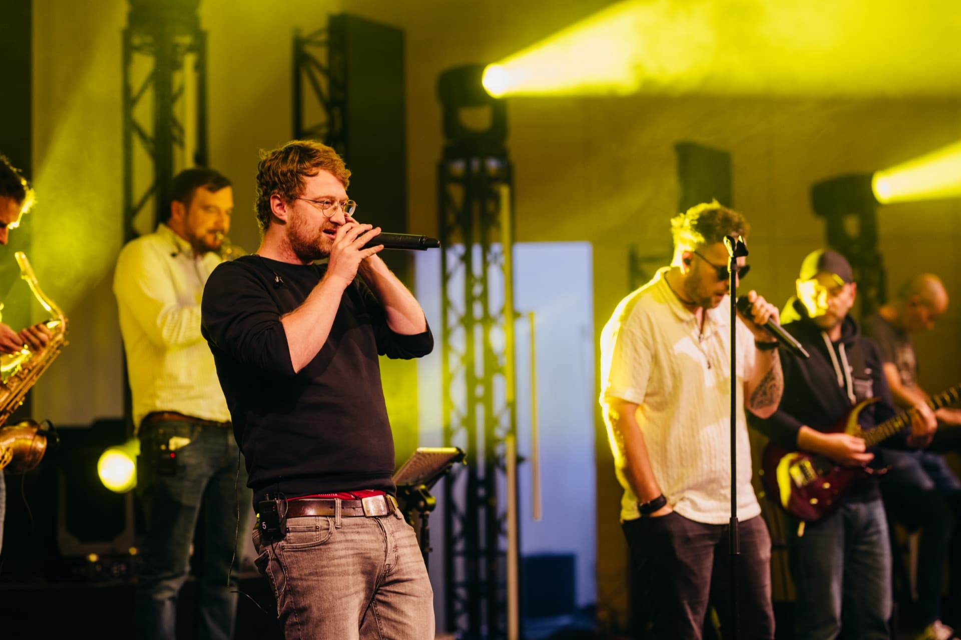 Band beim Soundcheck in lässiger Atmosphäre, gelbes Licht