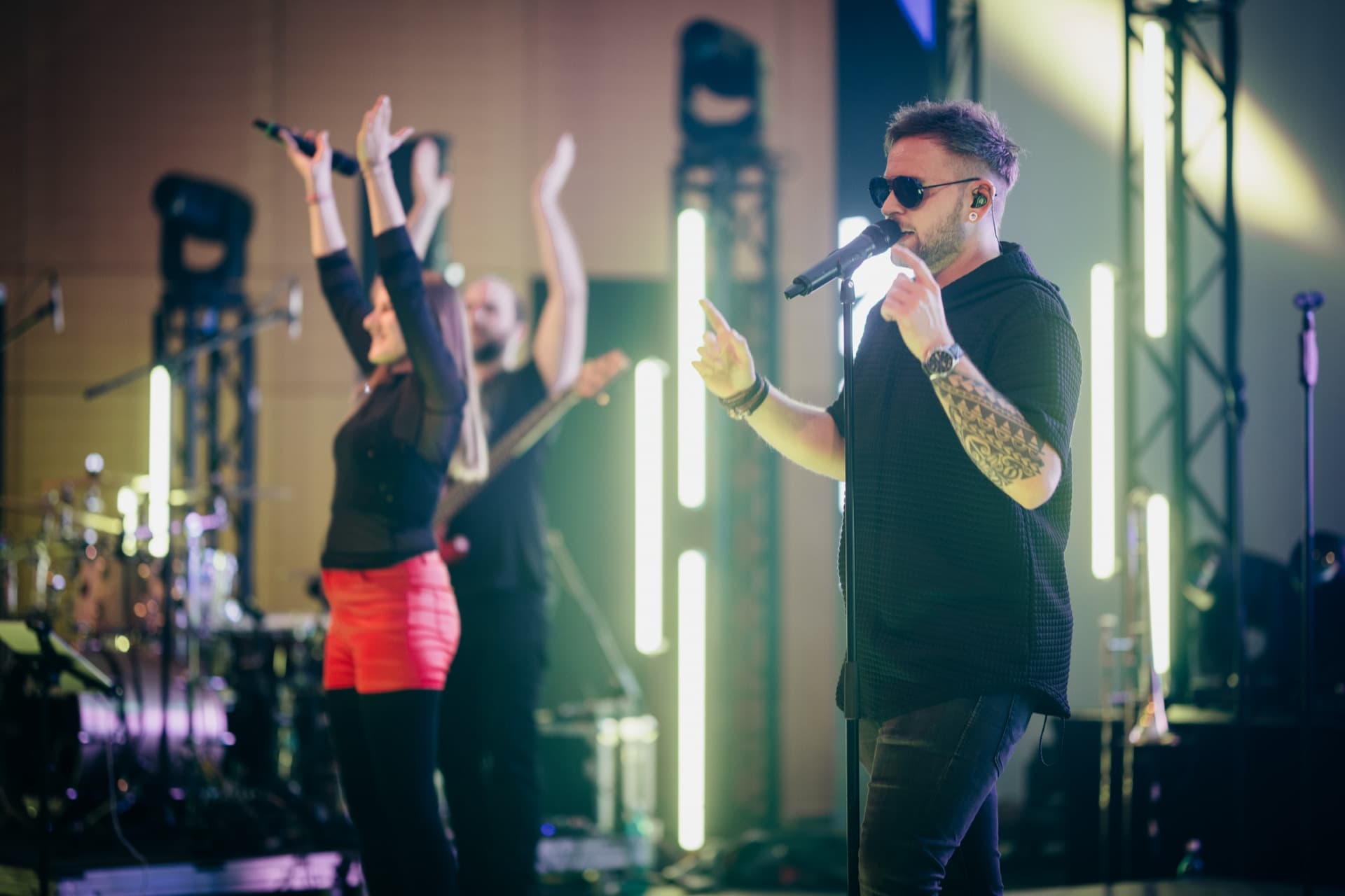 Sänger im Vordergrund, Band tanzt im Hintergrund