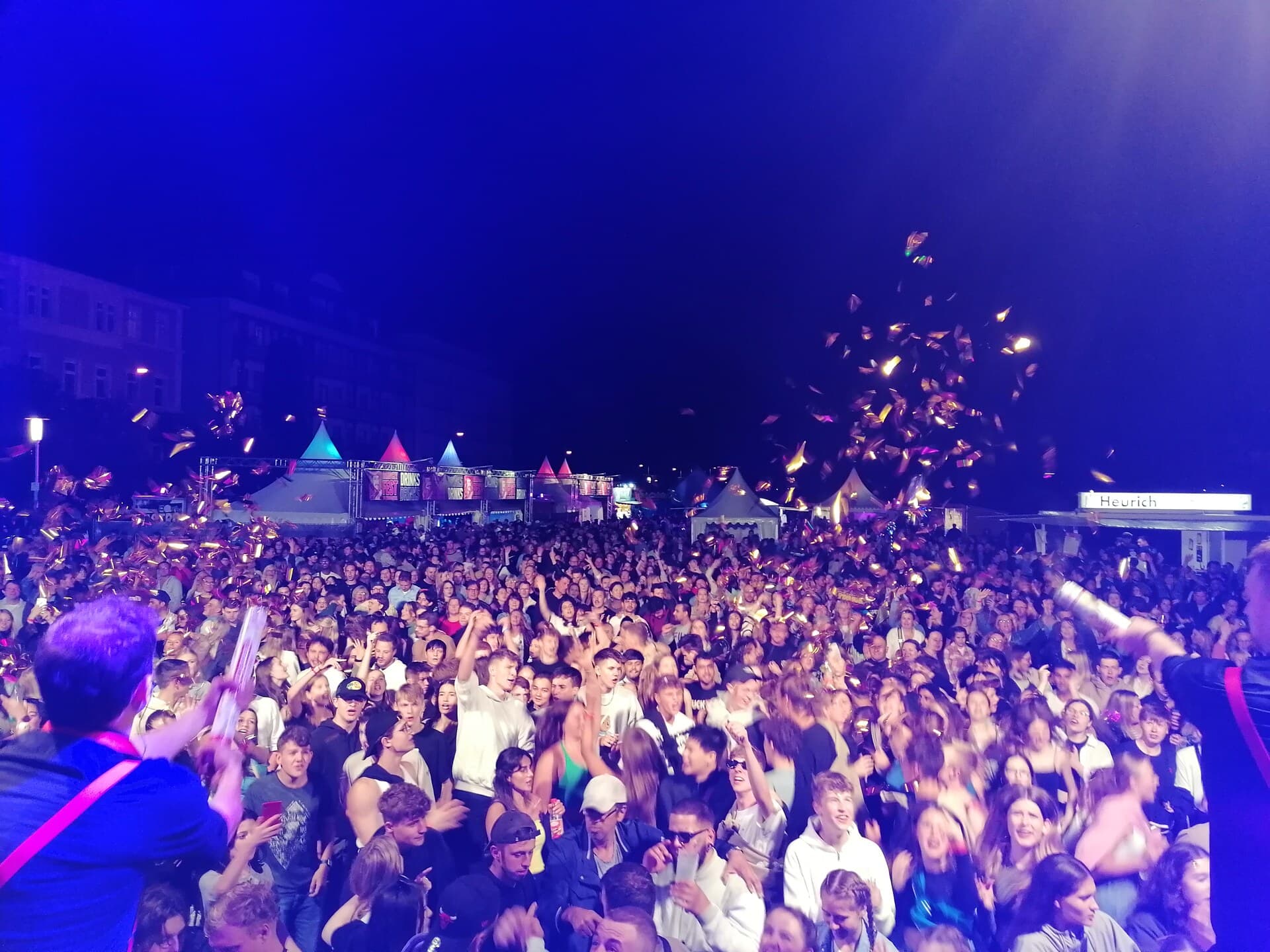 Blick von der Bühne auf dichtes Open-Air-Publikum mit Konfetti