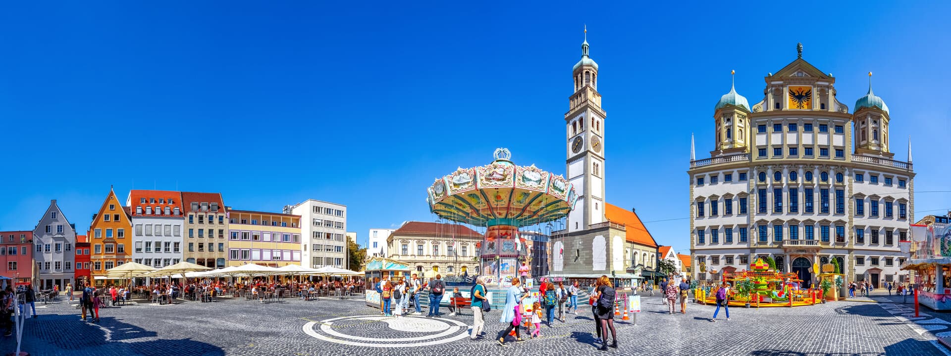 Rathaus und Perlachturm am Rathausplatz in Augsburg