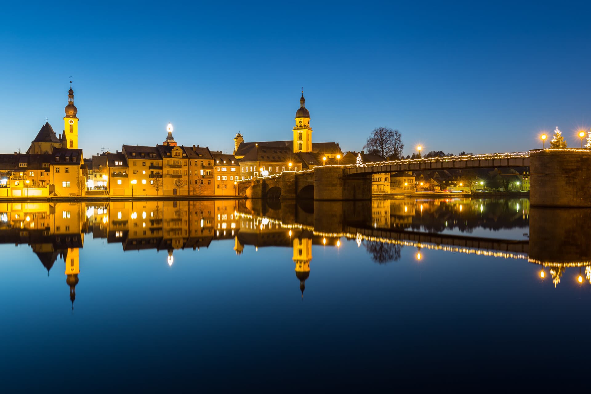 Altstadt und Mainbrücke von Kitzingen zur blauen Stunde
