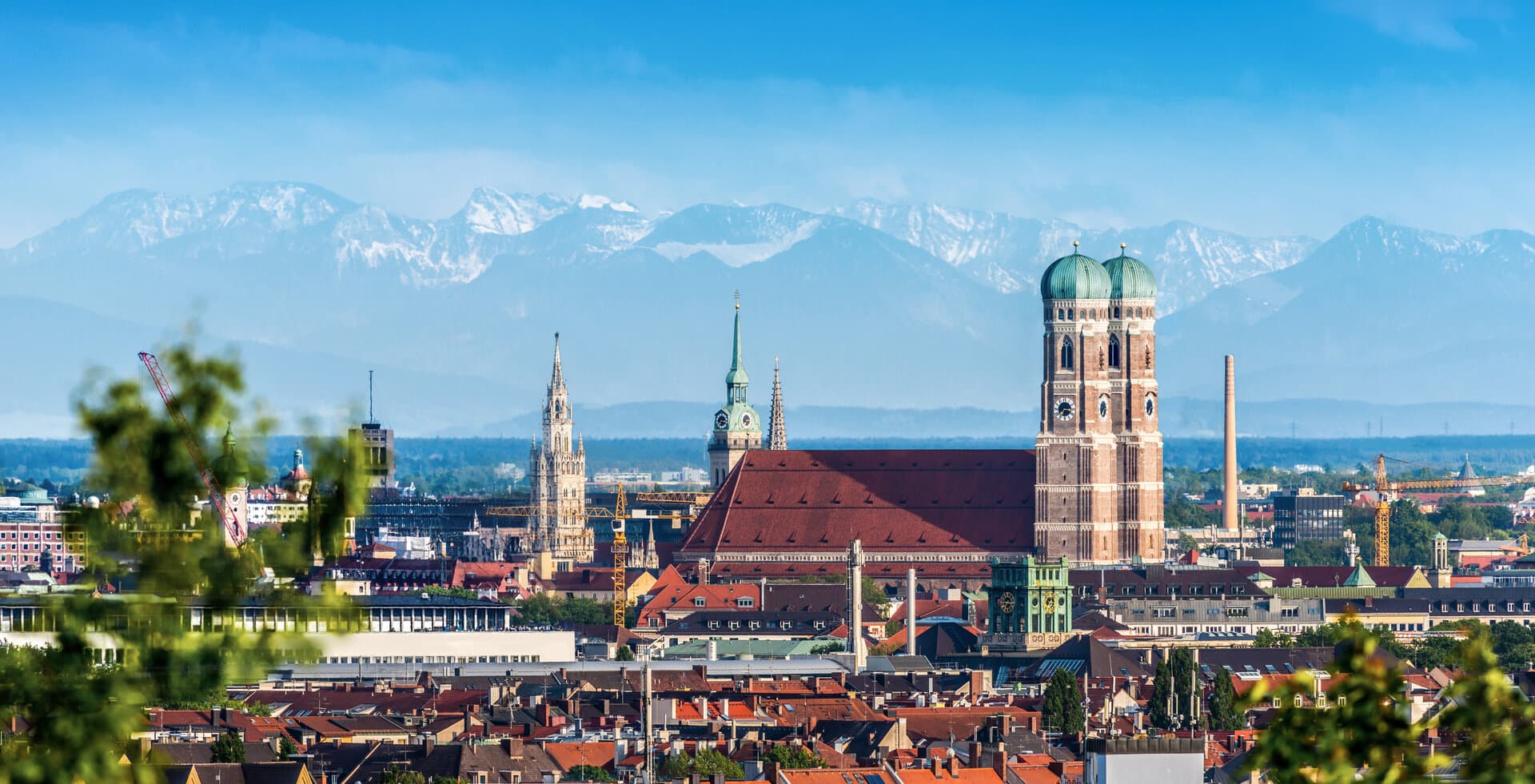 Münchner Altstadt mit Frauenkirche vor Alpenpanorama
