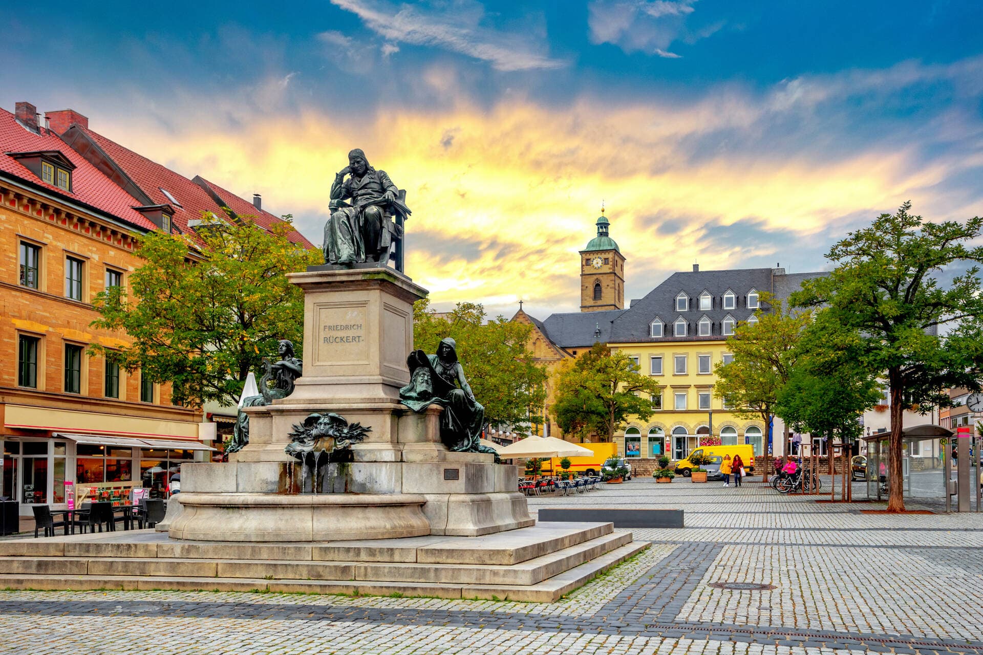 Marktplatz in Schweinfurt mit Rückert-Denkmal am Abend