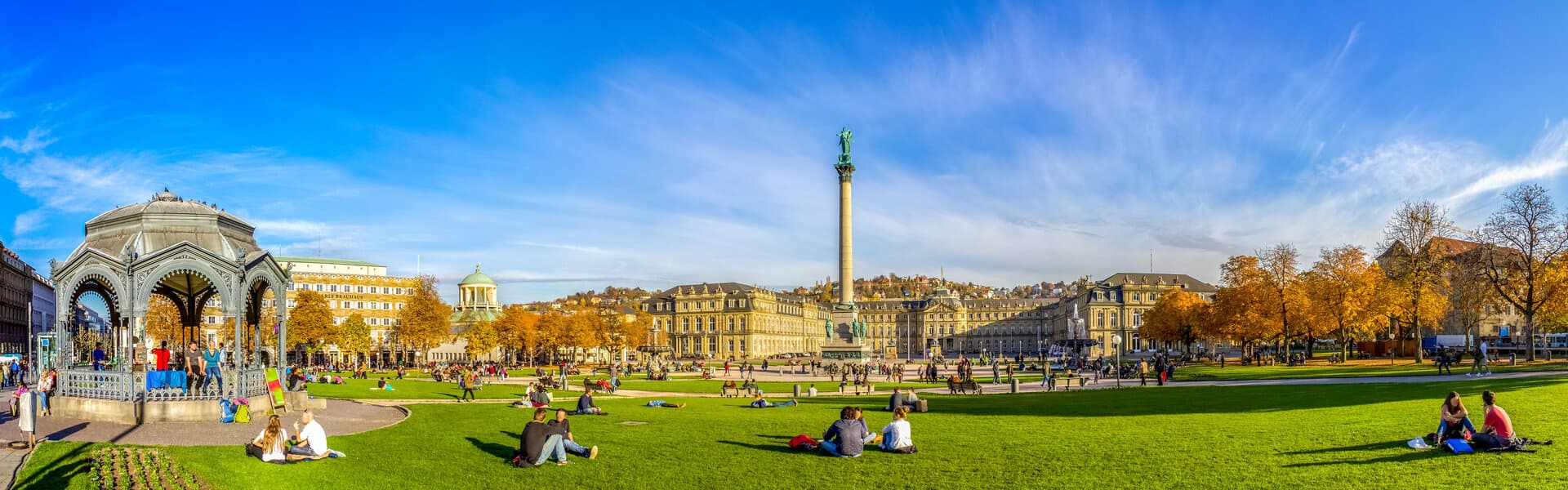 Neues Schloss und Schlossplatz in Stuttgart im Herbst